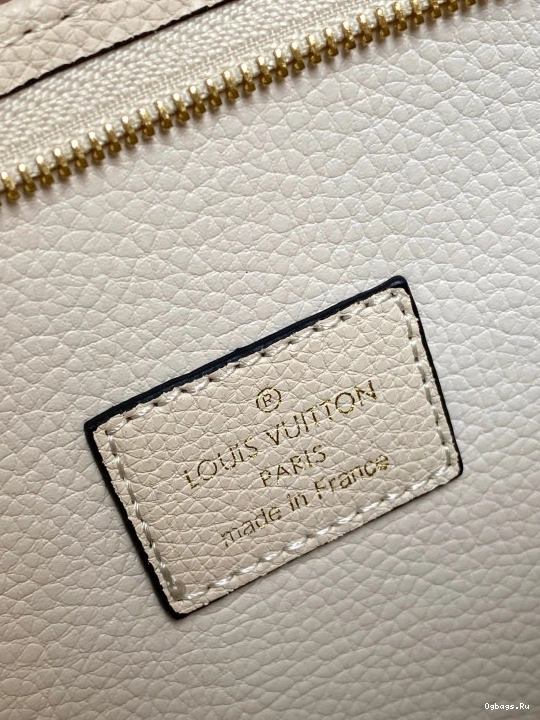 26 LOUIS POUCH VUITTON TOILETRY 0329